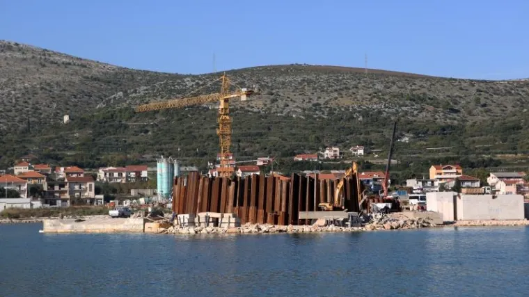 'Radnici ostali bez plaća, a država raskida ugovor...'