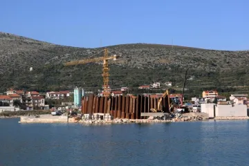 'Radnici ostali bez plaća, a država raskida ugovor...'