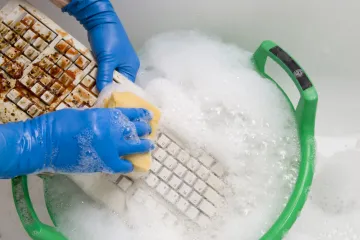 Evo kako očistiti tipkovnicu bez da je pokvarite ili razbijete