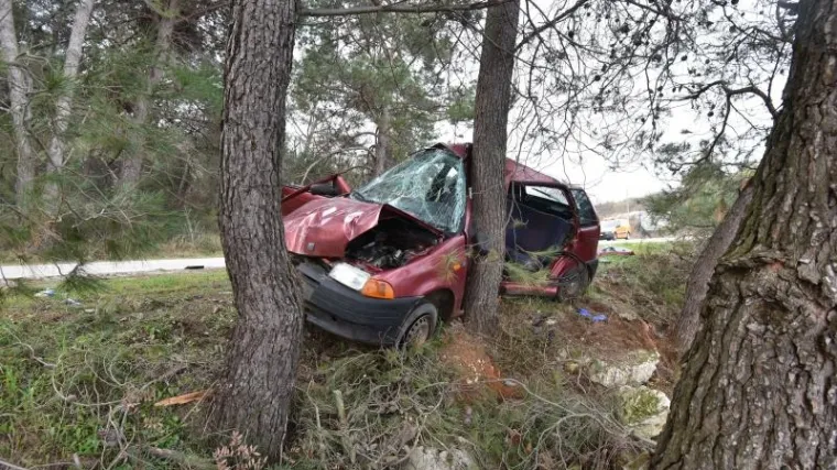 Vozač je izgubio nadzor nad autom i zabio se u stablo, poginula djevojka (23)