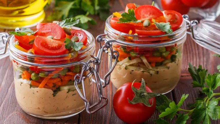 Ideja za zdrav obrok na poslu: humus s povrćem u teglici