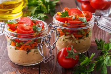 Ideja za zdrav obrok na poslu: humus s povrćem u teglici