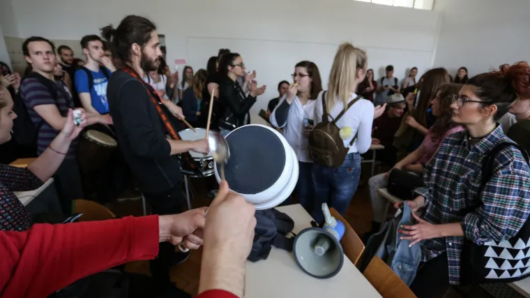 Studenti Hrvatskih studija zbog ukidanja upisne kvote za Studij filozofije blokirali nastavu, nadzire ih i policija