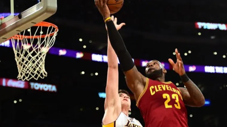 Blokirao legendarnog LeBrona, zakucao preko Lovea