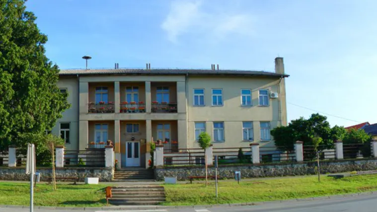 Državnim prvacima - učenicima srednje &scaron;kole u Donjem Miholjcu žohari prave dru&scaron;tvo dok žbuka otpada sa zidova