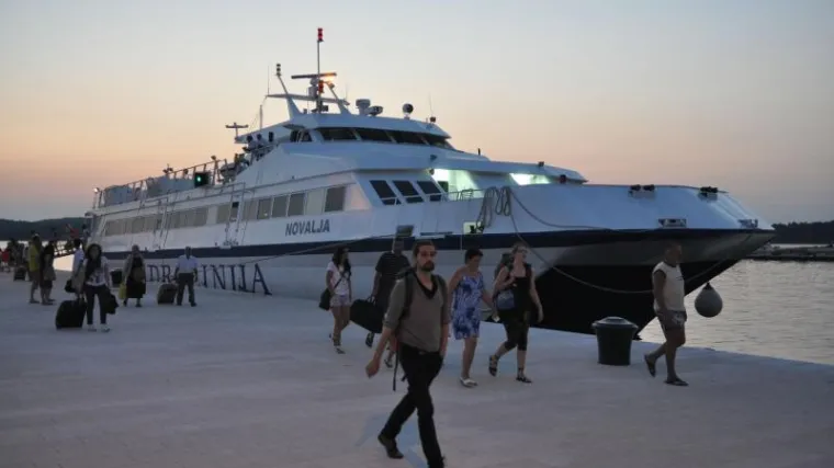 Turisti prekrcali brod pa su &scaron;kolarce koji njime idu iz &scaron;kole ostavili da noće na rivi