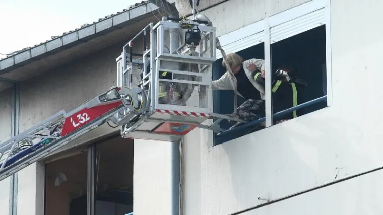Požar u stanu na zagrebačkim Gredicama, vatrogasci spasili ženu i pse