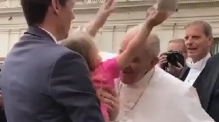 Odveo kumče na upoznavanje s Papom, ona je htjela vi&scaron;e od poljupca: djevojčica Papi Franji 'ukrala' bijelu kapicu