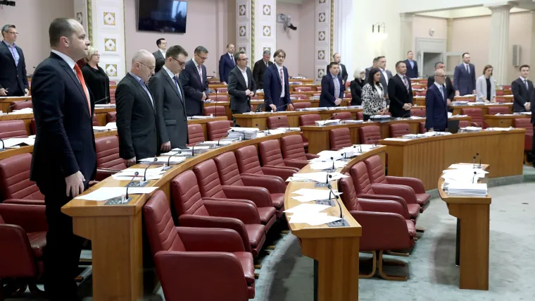 Dirljivo u Saboru: minutom šutnje odali počast preminulim kolega zastupnicima