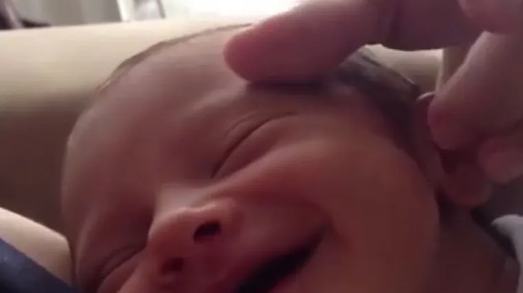 Video koji će vas razoružati: beba se 'topi' u nježnim majčinim rukama