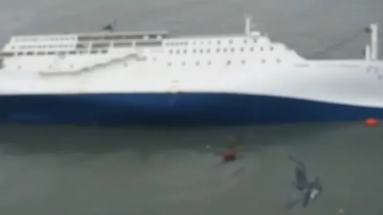 U Južnoj Koreji počelo izvlačenje trajekta potonulog prije tri godine, u njemu poginule 304 osobe