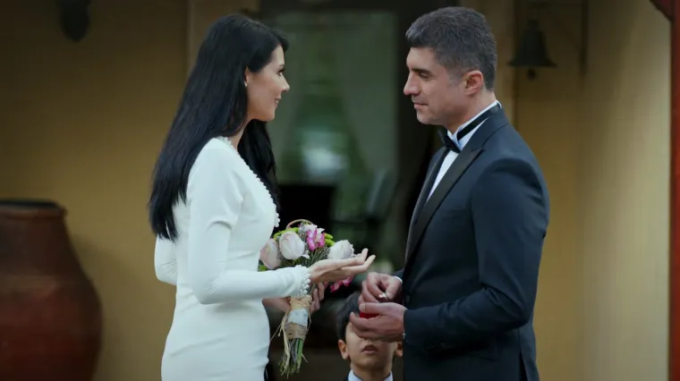 Kahraman i Elif se u krugu obitelji vjenčaju. Pojavljuje se Jakupova majka (Sudbina)