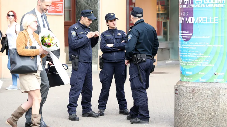 Zbog dojave o mogućim neredima na utakmici policija zatvorila autocestu kraj Vrpolja
