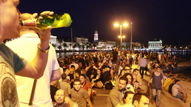 Dalmatinci negoduju zbog zabrane 'cuganja' na zidićima: 'Ajde pustite mlade da žive. Prije nego &scaron;ta zbog velike brige institucija odsele u Irsku'