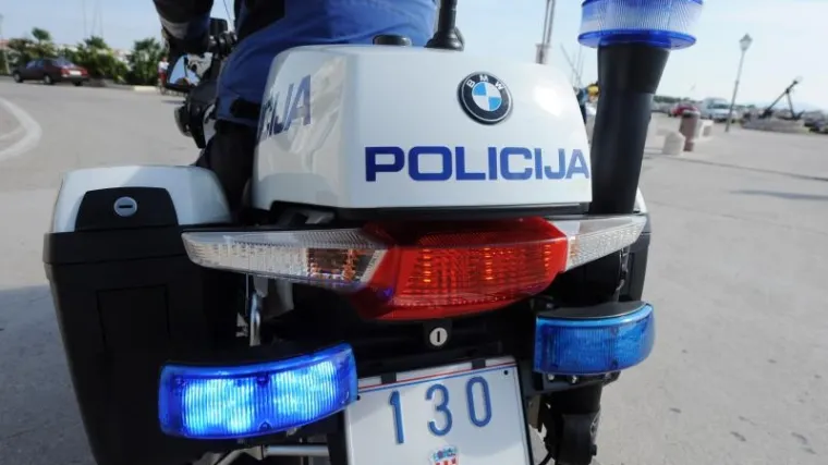Policijski službenik izvan službe motociklom naletio na dvije pje&scaron;akinje, obje teže ozlijeđene