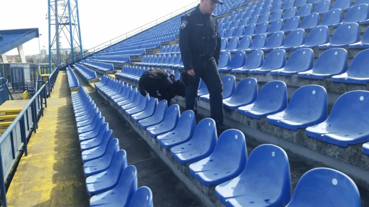 Neviđene mjere sigurnosti: četiri policijske protueksplozijske ekipe s psima če&scaron;ljaju maksimirske tribine