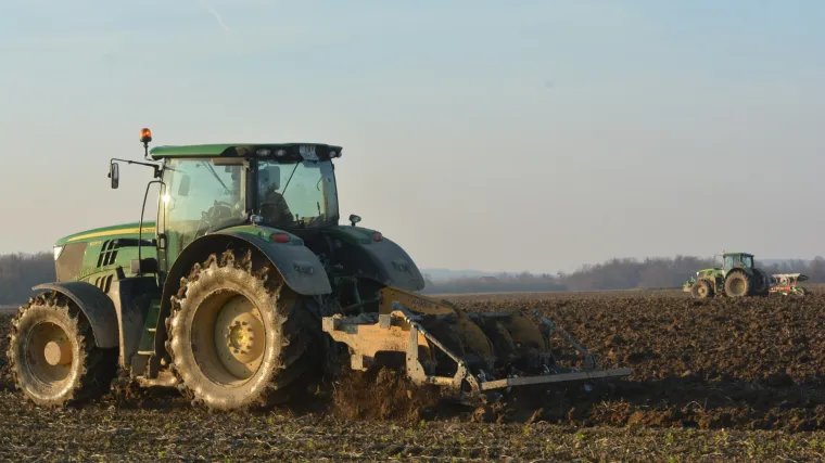 Mladić iz Vojnića putem interneta naručio i platio traktor: tek je jučer shvatio da su ga dobro 'nasanjkali'