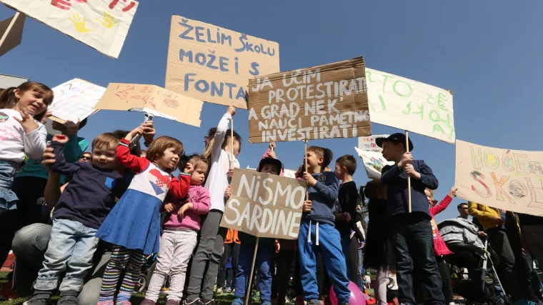 Roditelji i učenici prosvjedovali za bržu izgradnju &scaron;kole: 'Želim novu &scaron;kolu, može i s fontanom!'