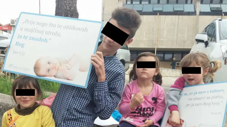 Molitelji protiv pobačaja doveli djecu iz zbora pred &Scaron;ibensku bolnicu kako bi im pozirali uz plakate: 'Pomolit ćemo se i za vas'