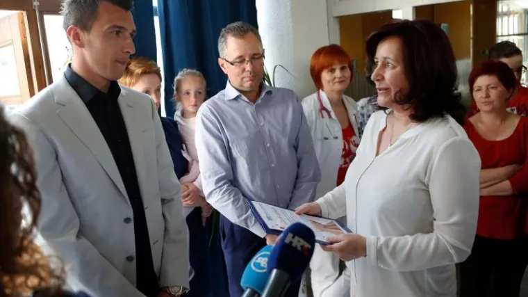 Mali Brođani bili su odu&scaron;evljeni posjetom Marija Mandžukića