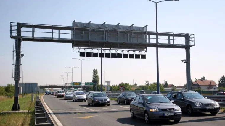 Važna obavijest za vozače: od danas prestaje obaveza paljenja kratkih svjetala tijekom dana