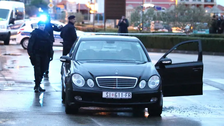 Vatrenim oružjem usmrtio oca i majku: policija uz pucnjavu uhitila 19-godišnjeg ubojicu!