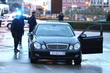 Vatrenim oružjem usmrtio oca i majku: policija uz pucnjavu uhitila 19-godišnjeg ubojicu!