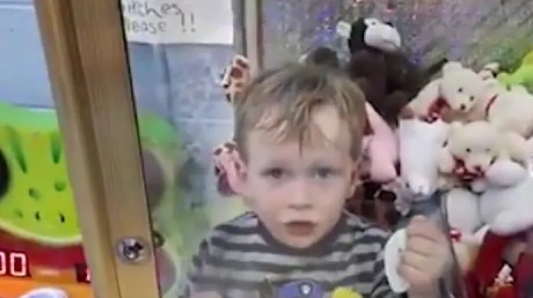 Klinac provalio u aparat s pli&scaron;anim igračkama pa ostao zaglavljen unutra!