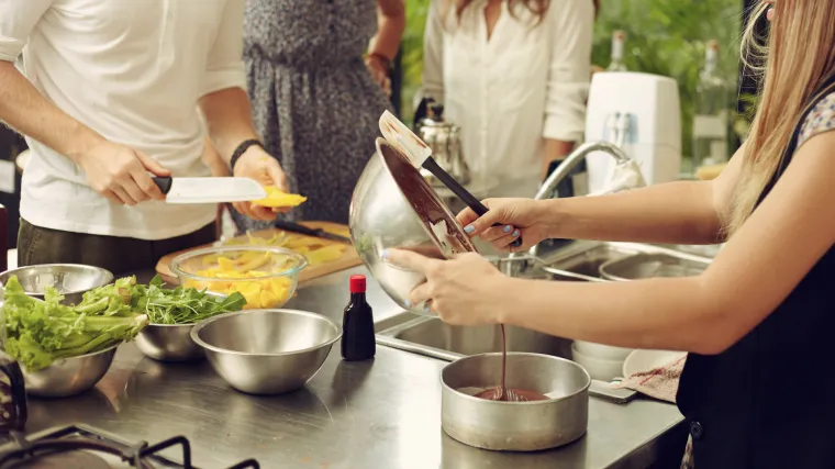 Jednostavni načini kako ćete se manje debljati skrivaju se u pripremanju obroka i jelom u krugu obitelji