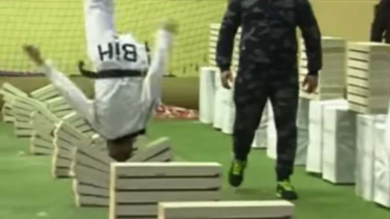 Impresivan pothvat 15-godi&scaron;njeg Bosanca: uspio glavom slomiti čak 111 građevinskih blokova u nizu!