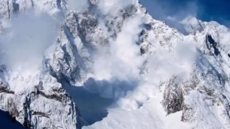 Lavina odnijela &scaron;estoro srednjo&scaron;kolaca, ima i nestalih