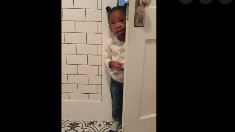 Curica i mama u kupaonici: presmije&scaron;an video koji je sažeo život s malom djecom