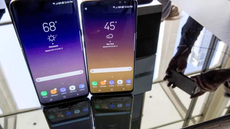 Samsung predstavio novi pametni telefon Galaxy S8 opremljen virtualnim asistentom