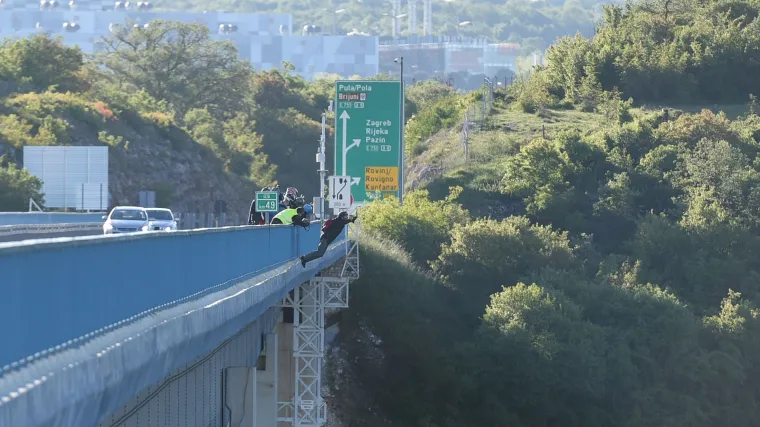 Rovinjska policija novčano kaznila petero stranaca jer su padobranima skakali s vijadukta!