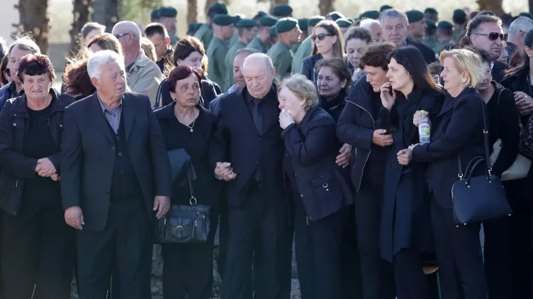 Neutješna obitelj i prijatelji: posljednji ispraćaj bračnog para Šunjerga, Silvane i Marina, koje je ubio sin Tin