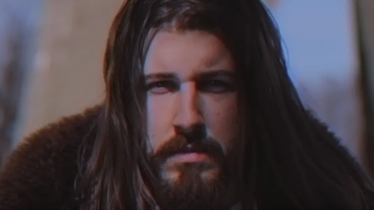 Ovakav spot za predsjedničku kampanju jo&scaron; sigurno niste vidjeli: satiričan lik 'Beli' skuplja popularnost u Srbiji