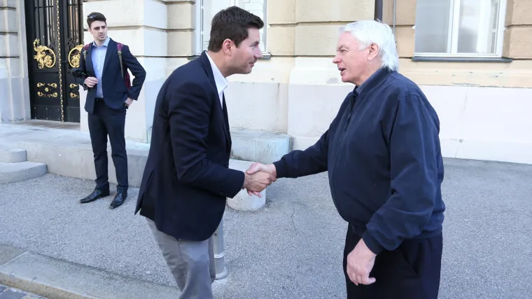 Dru&scaron;tvene mreže narugale se Ickeu i Pernaru: fotomontažama dočarali susret hrvatskog zastupnika i poznatog teoretičara zavjere