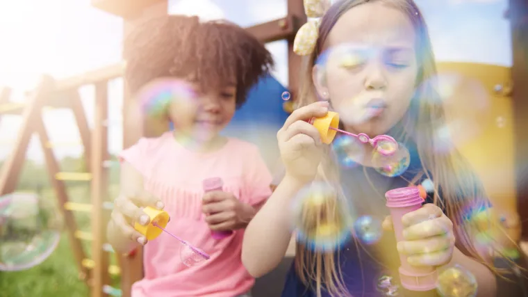 Djevojčica s autizmom ostvarila napredak zahvaljujući neznanki u parku: 'Nikad nisam mislio da će steći prijatelja'