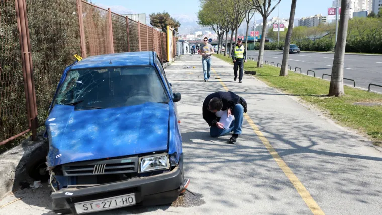 Prometna nesreća u Splitu: sudarila se dva automobila i te&scaron;ko ozlijedila dvoje pje&scaron;aka
