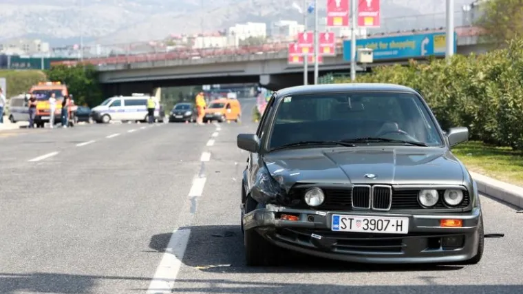U sudaru dva automobila te&scaron;ko stradala dva pje&scaron;aka