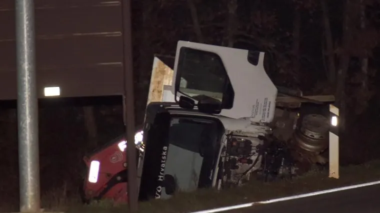 Sudarili se kamion i automobil, zatvoren promet prema Karlovcu