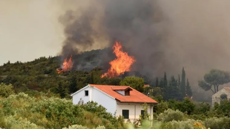 Pored kuće pronađena kanta s benzinom