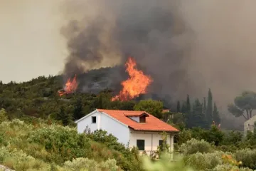 Pored kuće pronađena kanta s benzinom