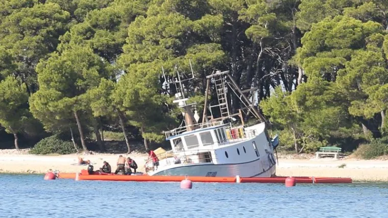 Putnički brod kod Jelse zavr&scaron;io na obali