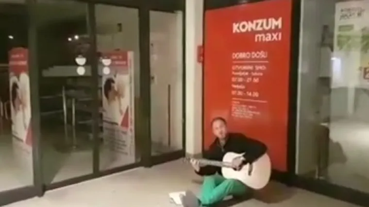 Ispred zatvorenog Konzuma pjevao za 'vrijedne djelatnice u crvenoj manduri' i sve 'tete z butige ovega sveta'