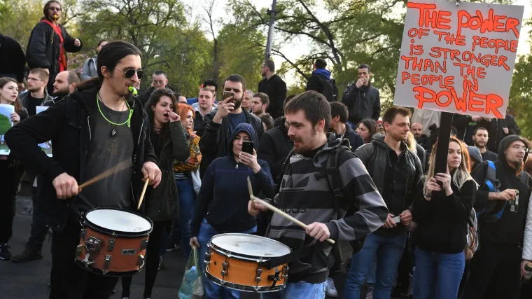 Prosvjedi u Srbiji ne posustaju: 'Lopovi, pokrali ste izbore!'