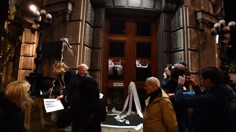 BEOGRAĐANI NE ODUSTAJU: Ljutiti zbog Vučićevog izbora zgradu Vlade Srbije zasuli toalet papirom
