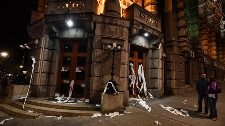 WC papirom zasuli zgradu vlade, ne žele Vučića nego nove izbore