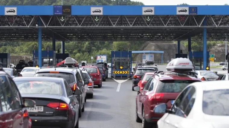 Velike kolone na svim graničnim prijelazima u Hrvatskoj