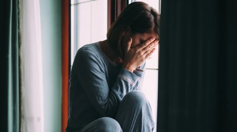 'Probudila sam se, a suprug je stajao iznad mene s nečim u ruci. Godinama me drogirao i silovao'